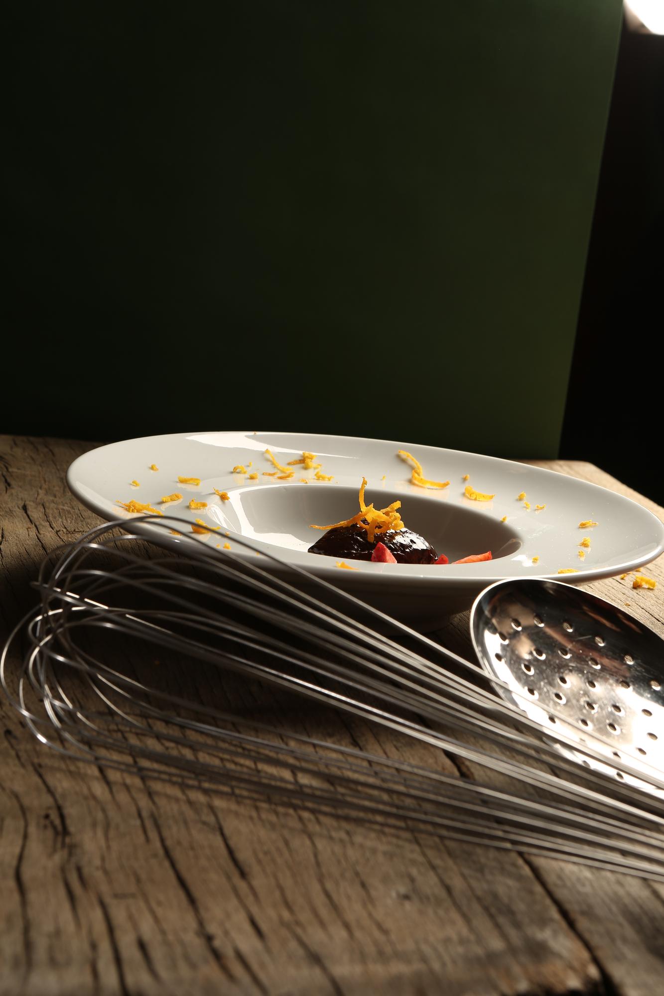 Smukłe danie fine dining na ciemnym tle